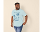 Mann in hellblauem T-Shirt mit 'Ride the Waves California' Surf-Grafik, blaue Jeans