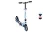 Klappbarer Roller mit großen Rädern, hellblau und schwarz, mit grafischen Details.