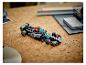 LEGO Mercedes-AMG F1 W14 E Performance Rennwagen auf einem Korktisch.