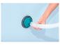 Hand verbindet einen Poolschlauch mit einem Ablassventil an einer blauen Poolwand.