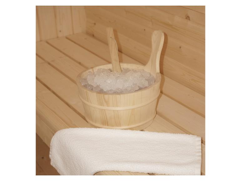Holzeimer mit zerstoßenem Eis und Schöpfkelle, weißes Handtuch in einer Sauna.