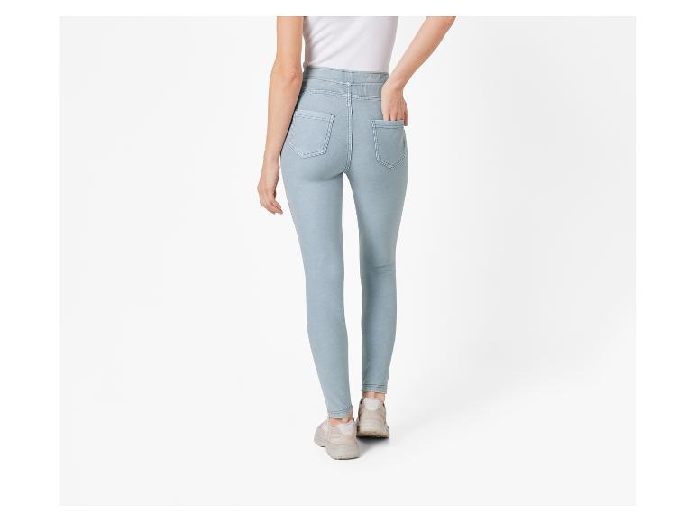 Hellblaue Jeans und Sneaker.