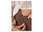 Braunes Kleid und beiger Pullover mit durchbrochenen Mustern.