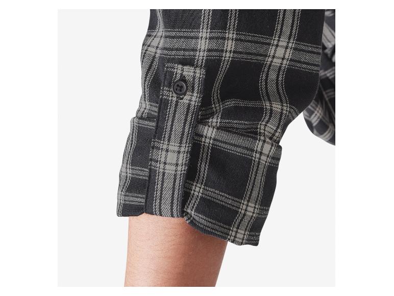 Nahaufnahme des Ärmelbündchens eines schwarzen und grauen karierten Hemdes.