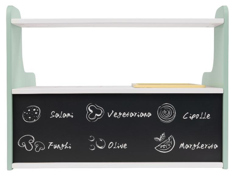 Eine Kinder-Spielküche mit einer Kreidetafel-Speisekarte, die Pizzabeläge und -sorten zeigt.