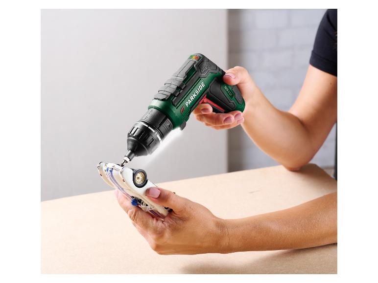 Person benutzt einen Parkside Akkuschrauber, um an einem Spielzeugauto zu arbeiten.