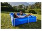 Paar entspannt in einem blauen Aufstellpool in einem sonnigen Garten.