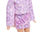 Puppe in rosa Plüschjacke und Rock mit Herzchenmuster