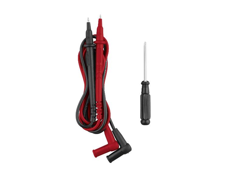 Rote und schwarze Messspitzen und ein Schraubendreher.