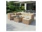 Rattan-Gartenmöbel-Set mit Sofa, Sessel, Couchtisch und Ottomane auf einer Terrasse.