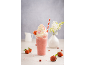 Erdbeer-Milchshake mit Schlagsahne, Streuseln und einem rot-weißen Strohhalm.