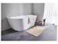 Eine freistehende Badewanne mit einem Badezimmerteppich in einem modernen Badezimmer.