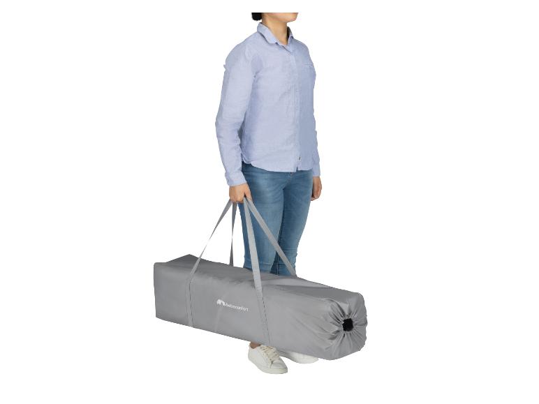 Frau trägt eine graue Tragetasche mit Griffen.