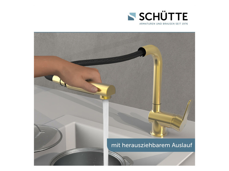 Eine goldene Küchenarmatur mit ausziehbarer Auslauf von Schütte.