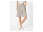 Damen-Bermudashorts in Beige mit hohem Bund und weißem Crop-Top.