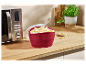 SilverCrest Mikrowelle und eine rote zusammenklappbare Schüssel mit Popcorn.