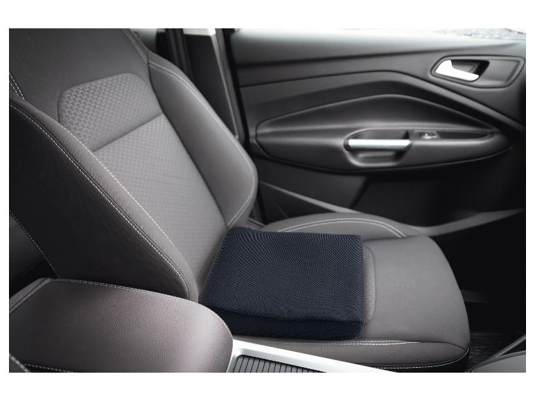 Schwarzes Autositzkissen für mehr Komfort.