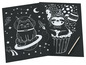 Zwei schwarze Scratch-Art-Blätter mit einer Katze im Weltraum und einem Faultier auf einem Cupcake.