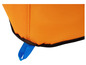 Eine orangefarbene aufblasbare Schlafmatte mit einem blauen Gurt.
