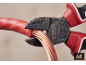 Zange schneidet rotes Kabel durch, Kupferdrähte sichtbar