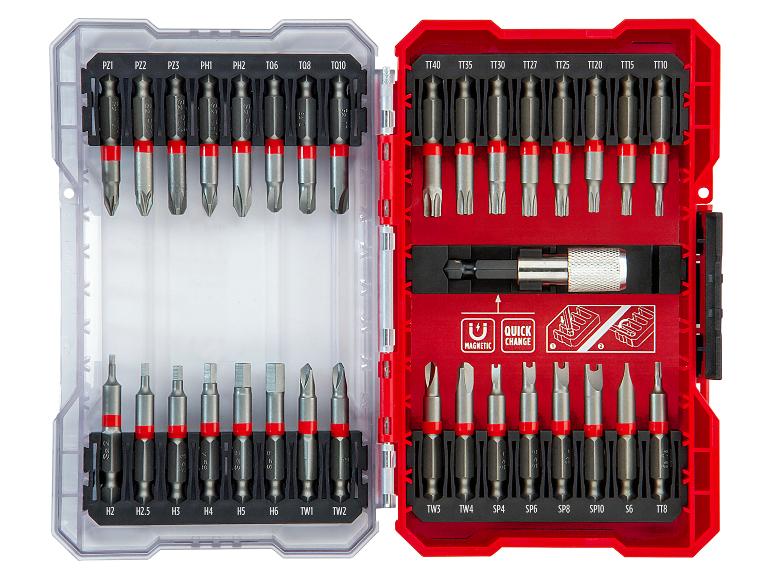 Schraubendreher-Bit-Set mit verschiedenen Spitzen, darunter PZ, PH, TQ, TT, H, TW, SP und S, in einer rot-transparenten Box.