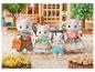 Sylvanian Families Sammelfigur Familie: Vier weiße Katzen in bunter Kleidung auf einer Terrasse.