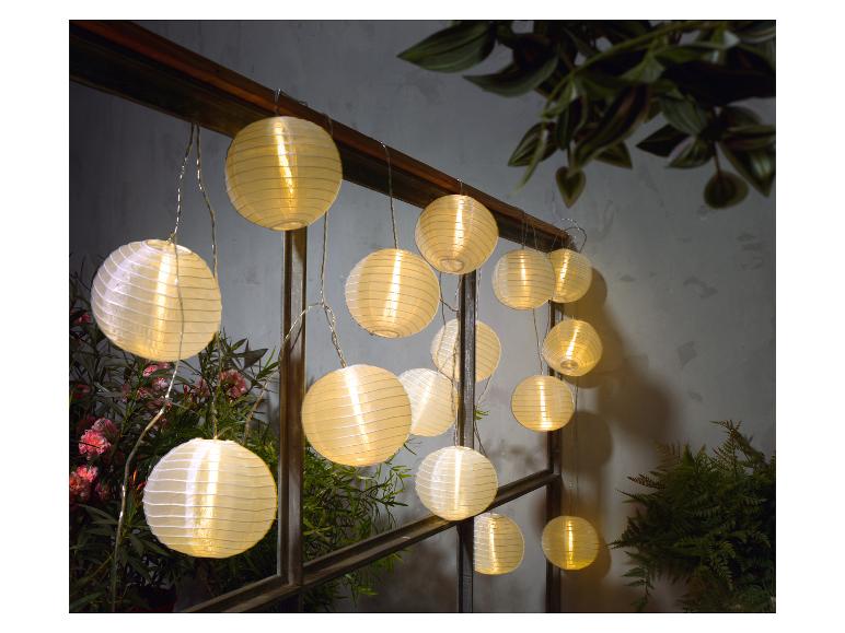 Lichterkette mit cremefarbenen Papierlaternen.