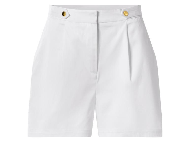Weiße High-Waist-Shorts mit goldenen Knöpfen