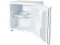 Offener weißer Minikühlschrank mit leeren Regalen und einer Abtropfschale.