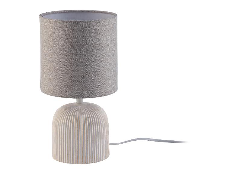 Beige Tischlampe mit Stoffschirm und Keramikfuß.