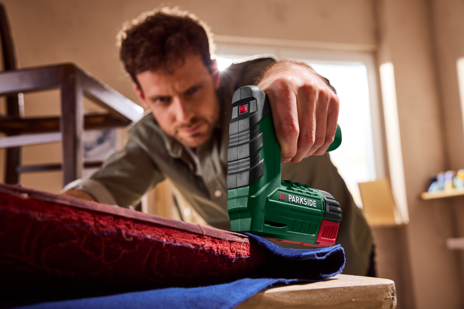 Thumbnail - PARKSIDE® 4V Akku-Tacker »PAT 4 D6«, mit integriertem Akku und Ladekabel