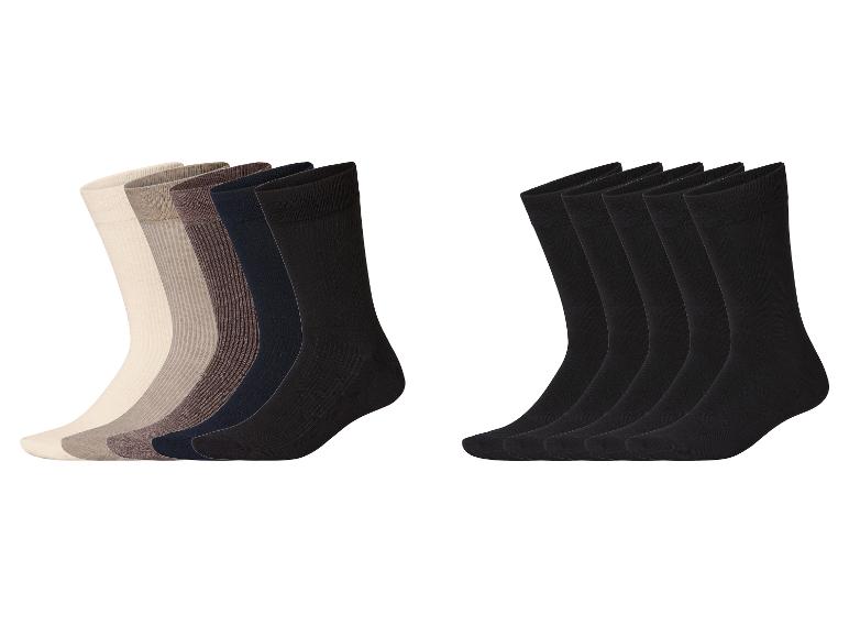 Zwei Sets Socken, eines in Beige-, Braun- und Schwarztönen, das andere komplett schwarz.