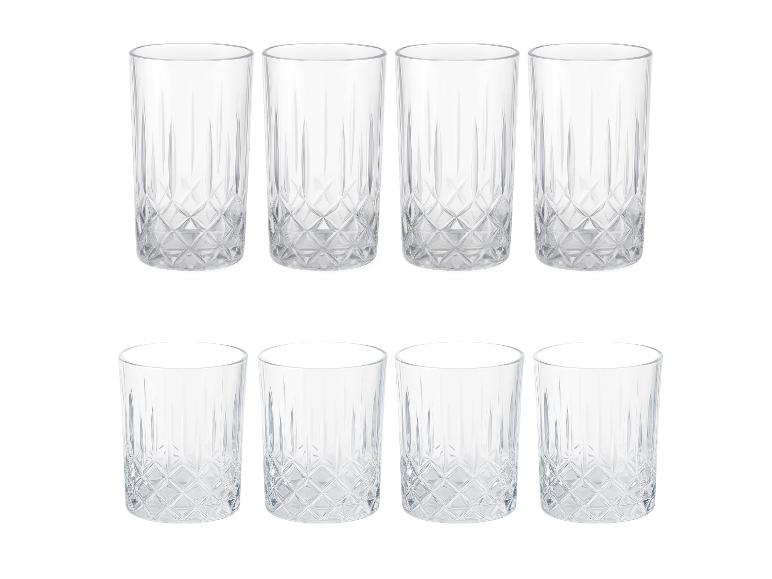 Acht transparente Gläser mit Rautenmuster am Boden, in zwei Reihen.