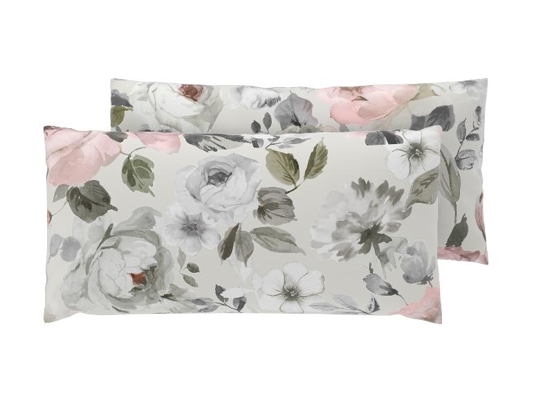 Zwei Kissenbezüge mit einem Aquarell-Blumenmuster in Grau-, Weiß- und Rosatönen.