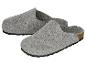 Ein Paar graue Filzpantoffeln mit schwarzer Sohle und Korkdetails.