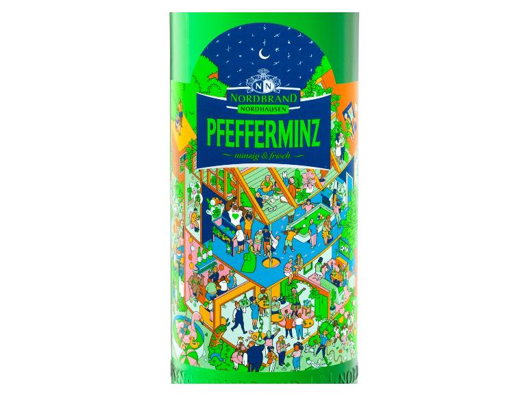 Grüne Flasche Pfefferminzgetränk, mit einem Etikett, das eine Party mit vielen Menschen zeigt.