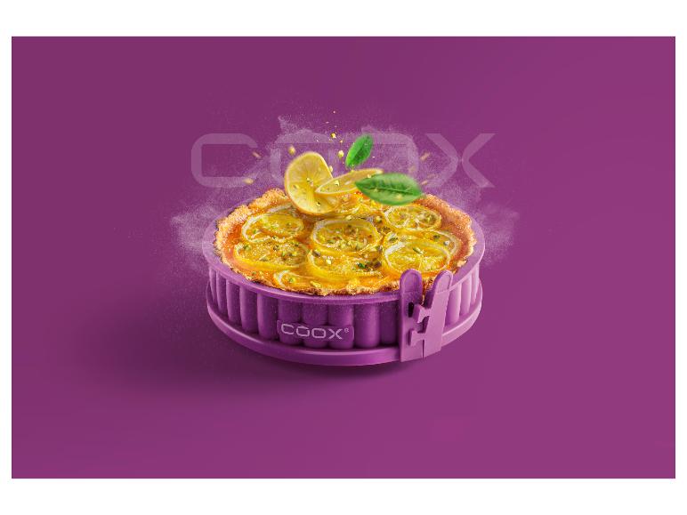 Ein Zitronenkuchen in einer lila Coox Silikonform.