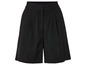 Schwarze, gefaltete Damen Shorts.
