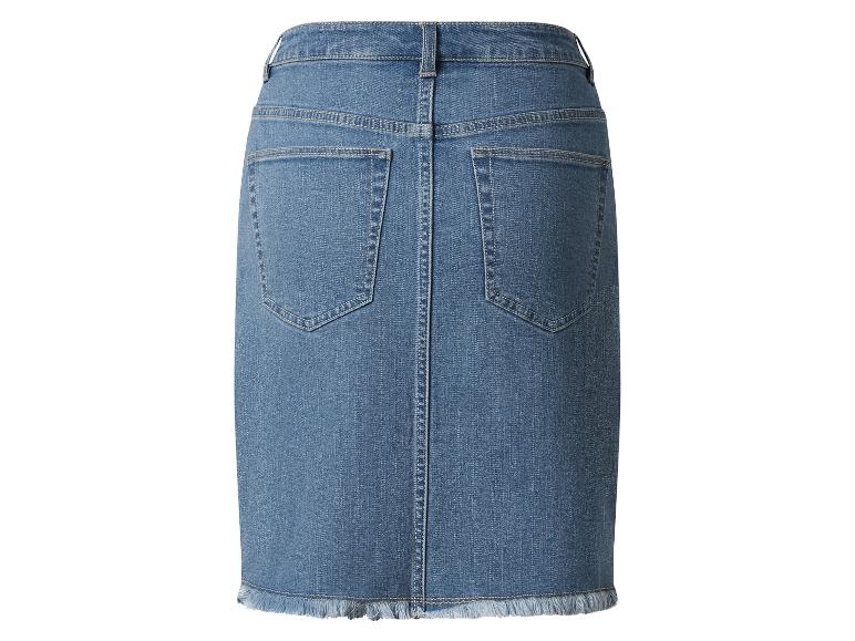 Hellblaue, figurbetonte Jeansröcke.