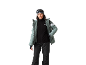 Frau in Skijacke, Fleecejacke, Skihose und Skibrille