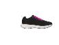 Schwarzer Sportschuh mit pinken Schnürsenkeln und weißer Sohle.