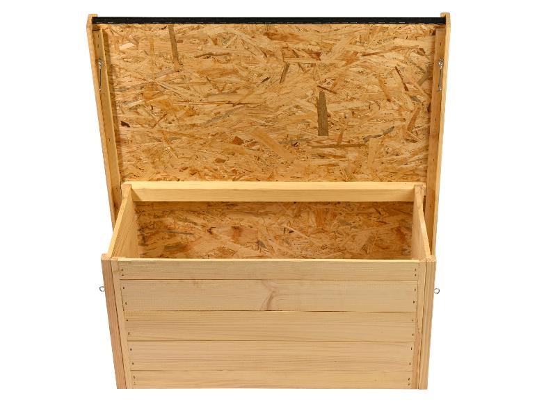 Offene Holzkiste mit OSB-Platte an der Innenseite des Deckels.