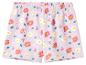Hellviolette Shorts mit einem lebhaften Blumenmuster aus rosa und weißen Gänseblümchen.