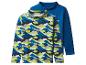 Zwei langärmelige Kinder-Shirts, eines mit Camouflage-Muster und eines einfarbig blau.