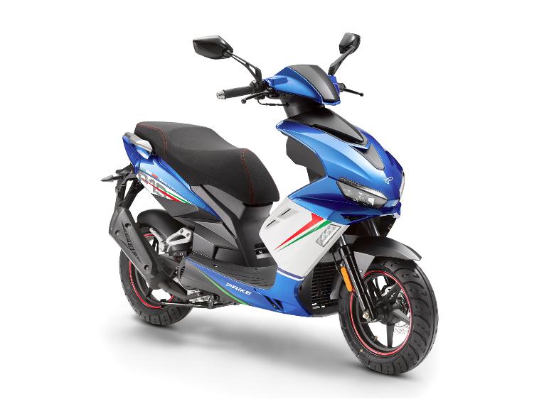 Blauer und weißer Roller mit roten und grünen Streifen und schwarzem Sitz.