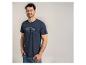 Mann in einem marineblauen T-Shirt mit dem Text „SPORTS CLUB Love for Leisure“ und Jeans.