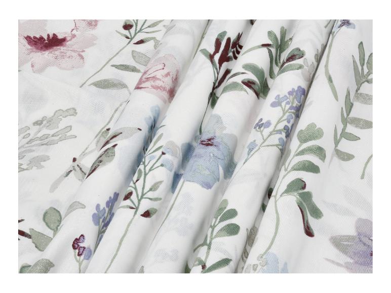 Weißes Stoffdetail mit Blumenmuster