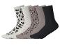 Fünf Paar Socken, darunter Leopardenmuster, einfarbig beige und schwarze Designs.