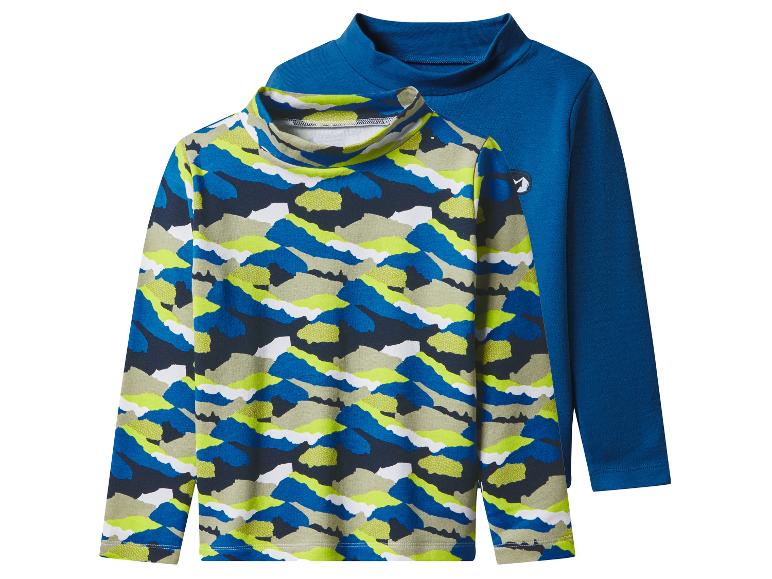 Zwei langärmelige Kinder-Shirts, eines mit Camouflage-Muster und eines einfarbig blau.