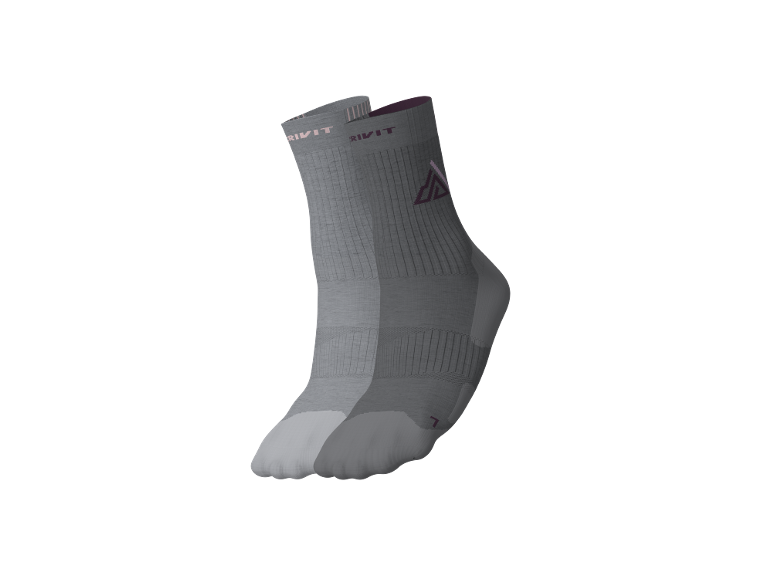 Ein Paar graue Sportsocken mit lila Logo und Schriftzug.